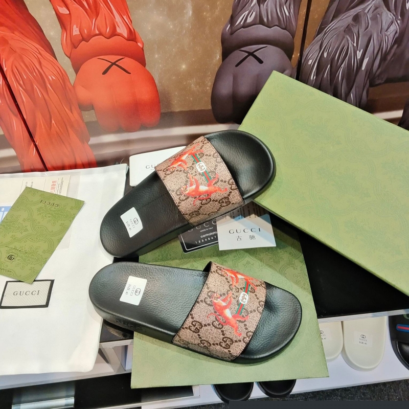 G*u*i slippers